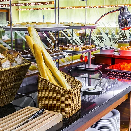 Готель Courtyard By Marriott