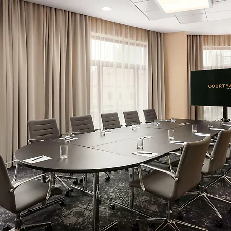 Courtyard By Marriott Готель 4*